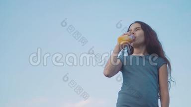 小女孩喝塑料瓶慢动作视频.. 青少年喝果汁和水运动聪明